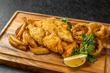 フィッシュアンドチップス typical British fish and chips