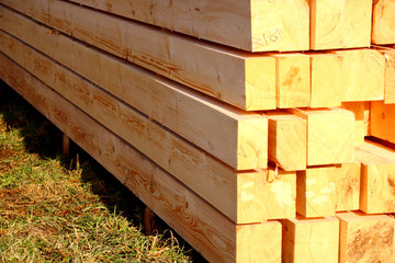  Baumaterial - Holz - Holzstapel - Bauindustrie - Bau