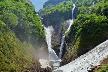 新緑の季節　立山 称名滝