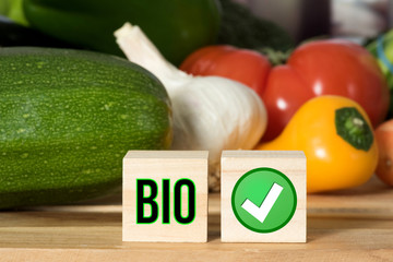 Verschiedene Gemüse und Slogan Bio ist OK