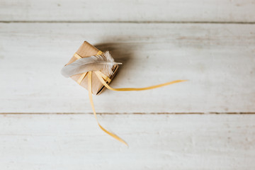 Kommunion, Konfirmation, Firmung, Taufe - Feder auf Geschenk aus Natur Papier mit gelbem...
