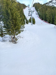 Fototapeta na wymiar sport d'hiver dans une station de ski des Alpes