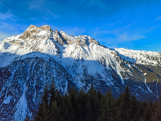 sport d'hiver dans une station de ski des Alpes