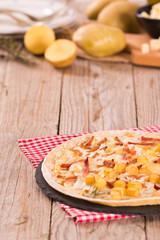 Tart with fried potato, raclette cheese and smoke flavour bacon.