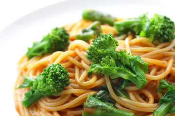 緑の野菜の菜の花の春パスタ