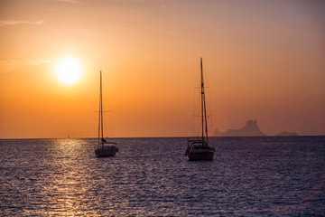 Incre&iacute;ble atardecer en la costa de la isla de Formentera.