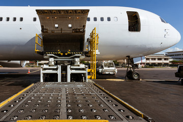Cargo plane loading