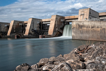 Barrage sur un fleuve