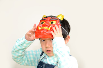 鬼の面をかぶる子供