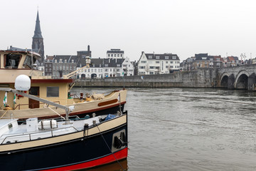 Fototapeta na wymiar Deux bateaux à Maastricht