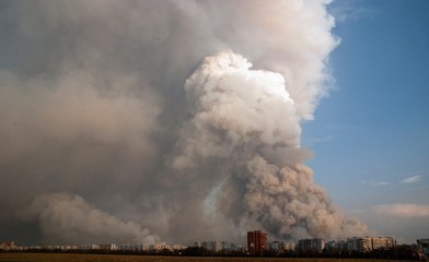 Fototapeta na wymiar big clouds of smoke over the city