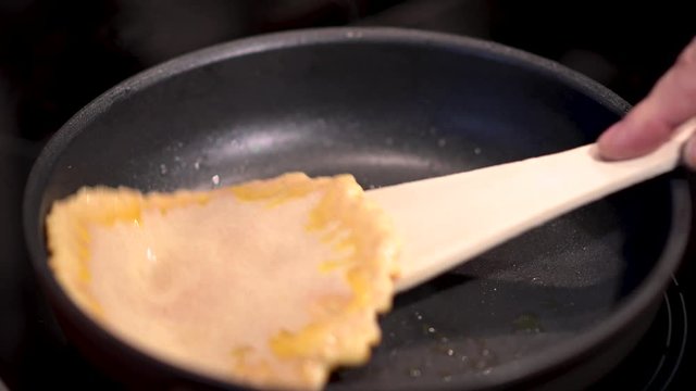 Leckeren goldgelben Pfannkuchen, Eierkuchen in einer Pfanne wenden