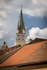 schiefer Kirchturm als Wahrzeichen in Medias in Rumänien