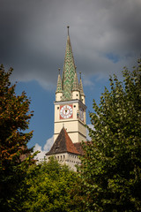 schiefer Kirchturm als Wahrzeichen in Medias in Rum&auml;nien