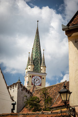 Obraz premium schiefer Kirchturm als Wahrzeichen in Medias in Rumänien