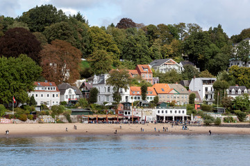 Elbufer im Sommer von der Elbe aus gesehen