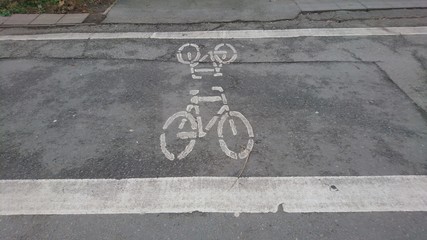 Fahrradweg mit Verkehrszeichen