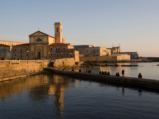 Fototapeta premium Italia, Toscana, la città di Livorno. La chiesa di San Jacopo e il mare.