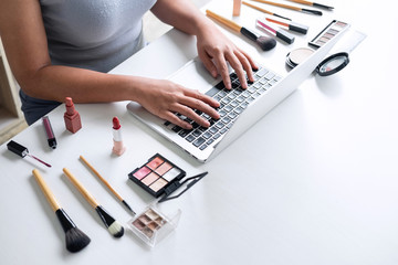 Business online on social media, Beautiful woman is watching online blogger tutorial on laptop, showing present tutorial beauty cosmetic using product makeup - obrazy, fototapety, plakaty