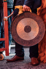 musico sosteniendo gong chino durante la festividad de año nuevo oriental
