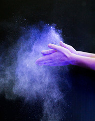 Obraz na płótnie Canvas flour explosion in a human hand