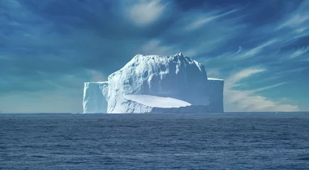 Küchenrückwand glas motiv Cruise ship encountering an iceberg, drake passage, antarctica © Luis