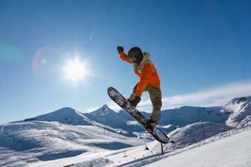 Snowboarder does the jumping trick