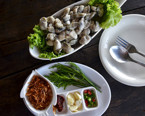 Oyster IX Thailand's spicy food, soft fresh oysters served with garlic sauce and seafood sauce. Place the dish on a white wooden table.