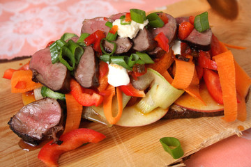 Brotzeit mit gebratenem Spanferkelherz und Gemüse