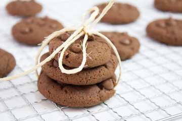 close do cookie de chocolate com gotas de chocolate 
