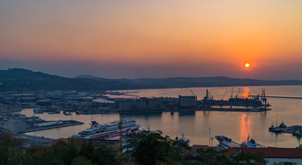 Hafen mit Kreuzfahrtschiffen