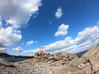 海にのぞむ鳥居