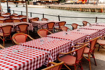free tables in the restaurant