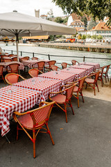 free tables in the restaurant