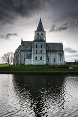 Fototapeta na wymiar Abbaye Cerisy la Foret en reflet
