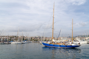 Fototapeta na wymiar Bateau et voilier au port de Cannes