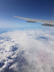 Fototapeta na wymiar Flügel eines Flugzeugs über den Wolken