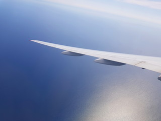 Urlaub: Flugzeug über dem Meer