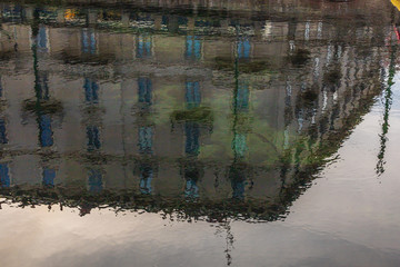 I riflessi della luce del mattino alla Darsena di Milano