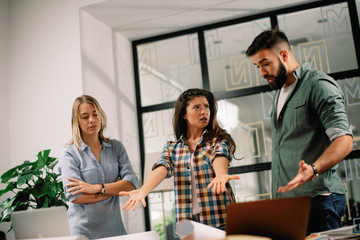 Obraz premium Colleagues arguing in office. Problem in team. Business people at meeting. 