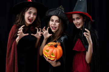 Obraz premium A group of Asian girls wore fantastic Halloween costumes to celebrate an interesting party.