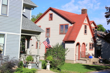 Fototapeta na wymiar Einfamilienhaus mit amerikanischer Flagge