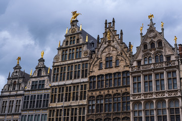 Fototapeta na wymiar Häuserzeile mit alten historischen Häusern am Marktplaz in Antwerpen/Belgien