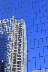 Spiegelung: Hochhaus wird von Glasfassade reflektiert