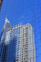 Wolkenkratzer spiegelt sich in einer Fassade