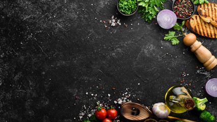 Schwarzer Lebensmittelhintergrund. Gemüse und Gewürze auf schwarzem Hintergrund. Ansicht von oben. Freiraum für Ihren Text.