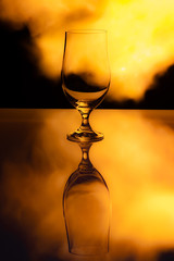 Pusty kufel do piwa na tle płomieni ognia, efekt odbicia © andsko