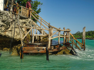 The Rock Restaurant auf Sansibar mit Holztreppe und Massaii