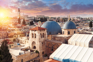 Fototapeta premium Kościół Grobu Świętego o zachodzie słońca, Jerozolima, Izrael. Widok z góry.