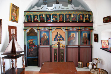 Ikonostase in einer orthodoxen Kapelle auf der Insel Karpathos, Griechenland